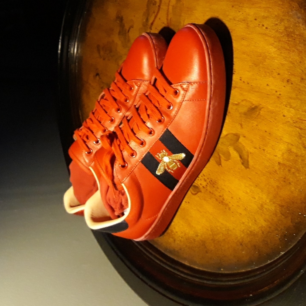 Mens 9,5 Gucci red sneakers with blue and red stripe with goldbee